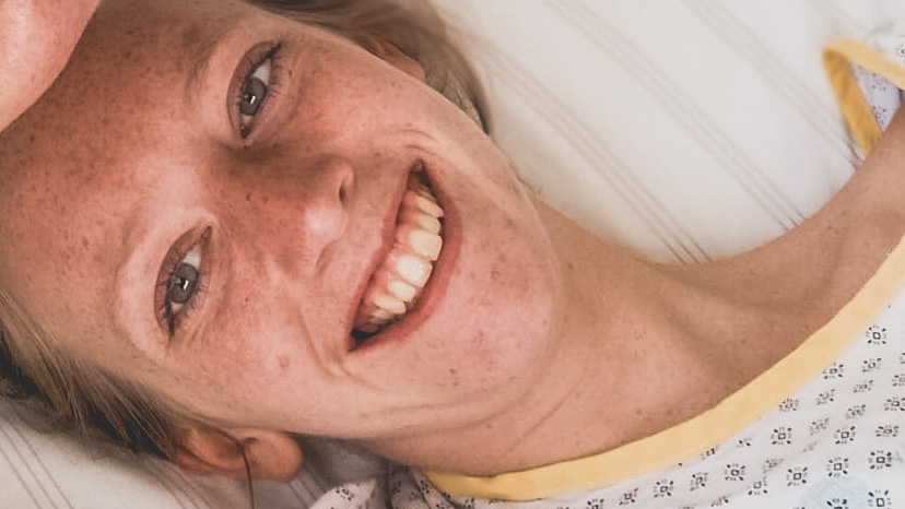 Anne, die heute ihre Endometriose-Geschichte erzählt, im Krankenhaus.