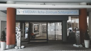 Eingang der Median Klinik Schlangenbad. 